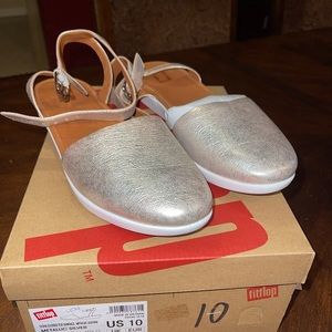 FitFlop Metallic closed toe sandal